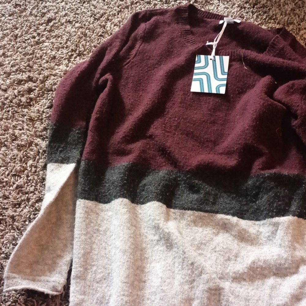 Medium, women's, market and spruce sweater, colorblock maroon, grey, light grey